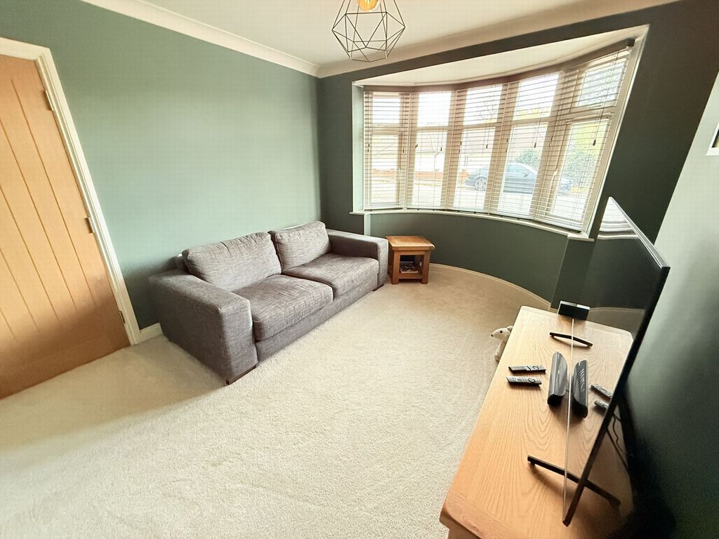 Property photo 3 of 11 Lounge