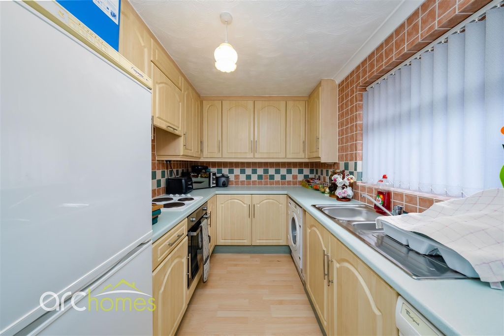 Property photo 3 of 16 Swallowfield-4.Jpg