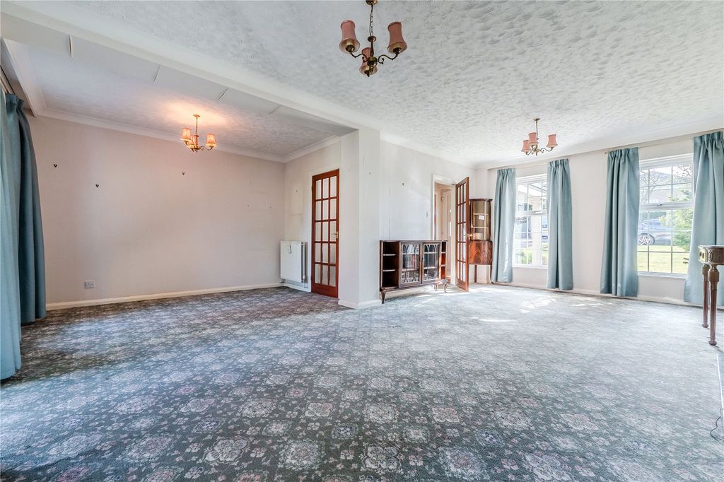 Property photo 3 of 20 Lounge