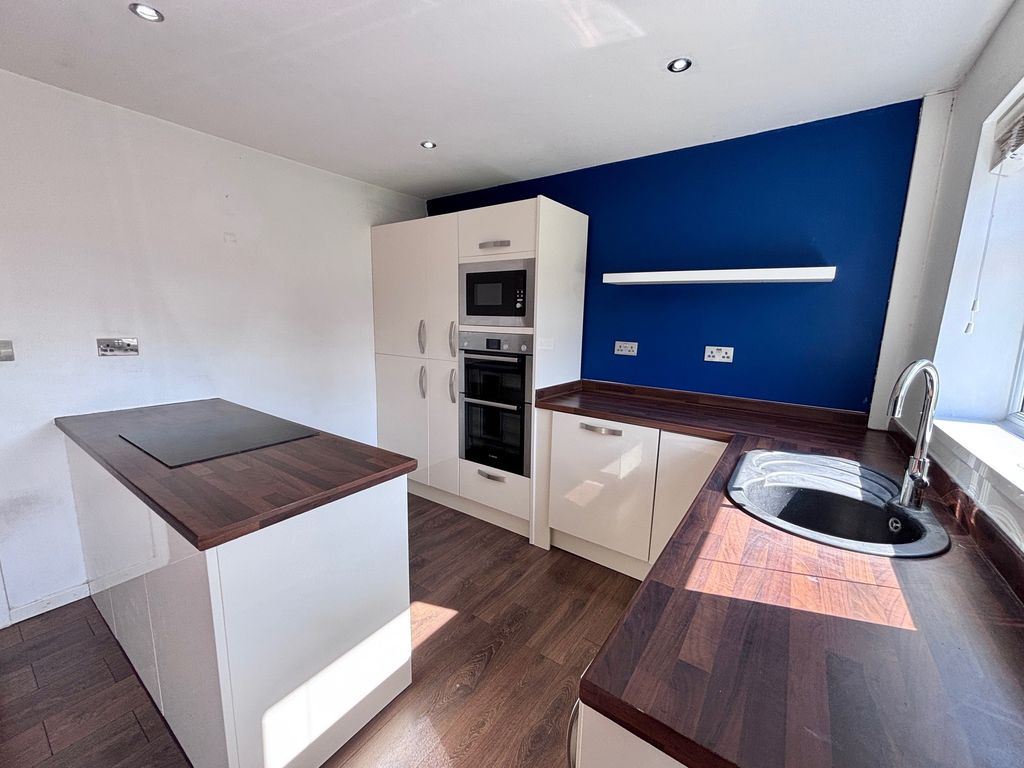Property photo 3 of 9 Kitchen