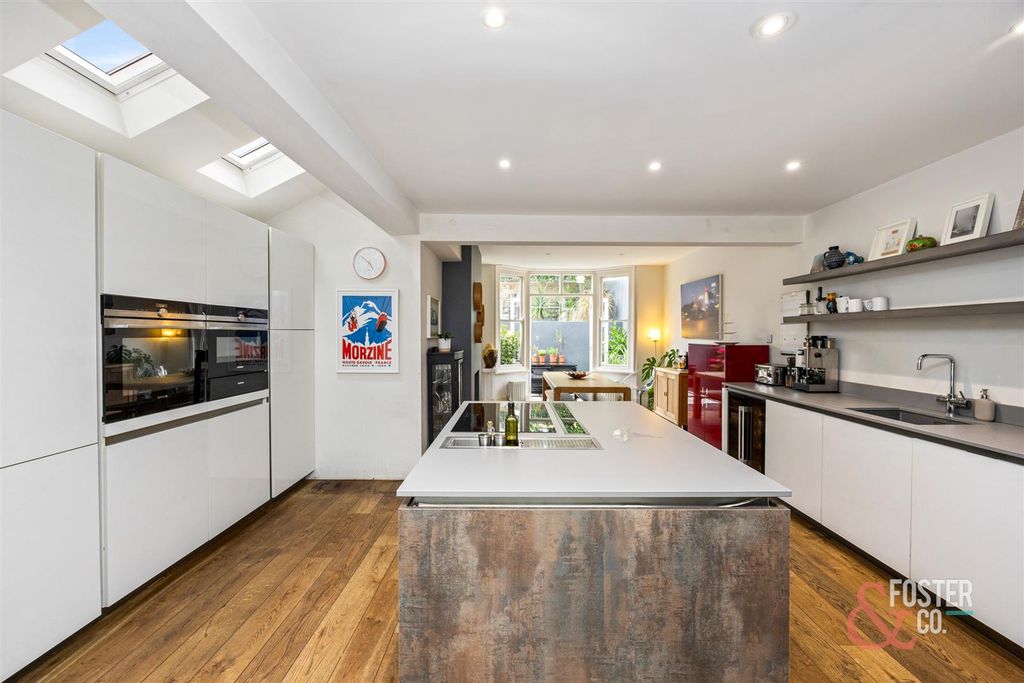 Property photo 3 of 35 Tivoli Crescent, 19-026.Jpg