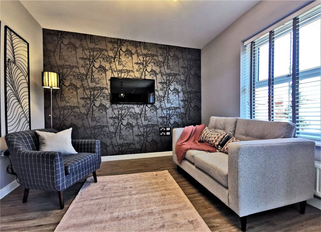 Property photo 2 of 7 Show Home