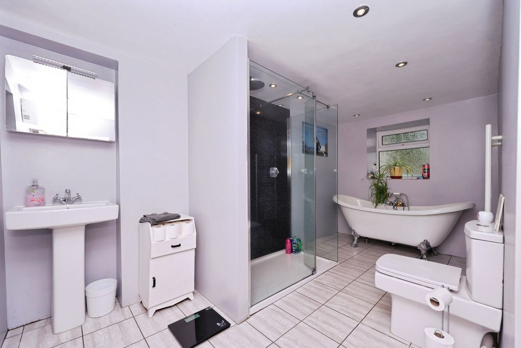 Property photo 3 of 10 Bathroom