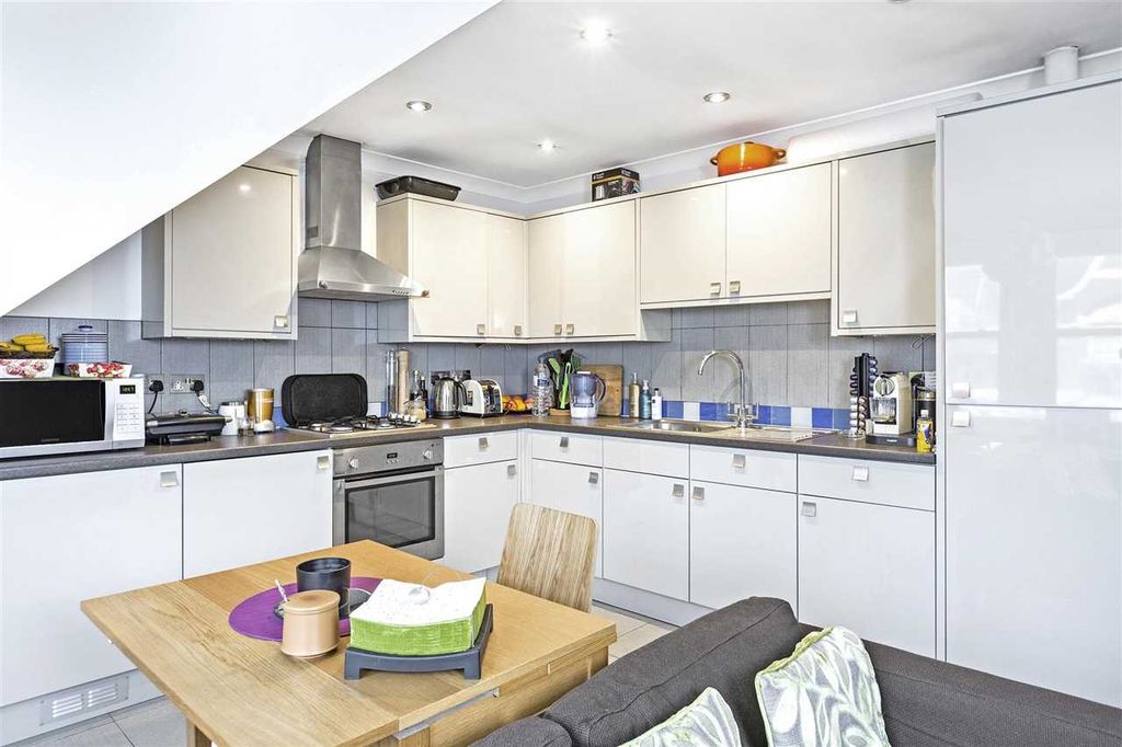 Property photo 3 of 7 Kitchen