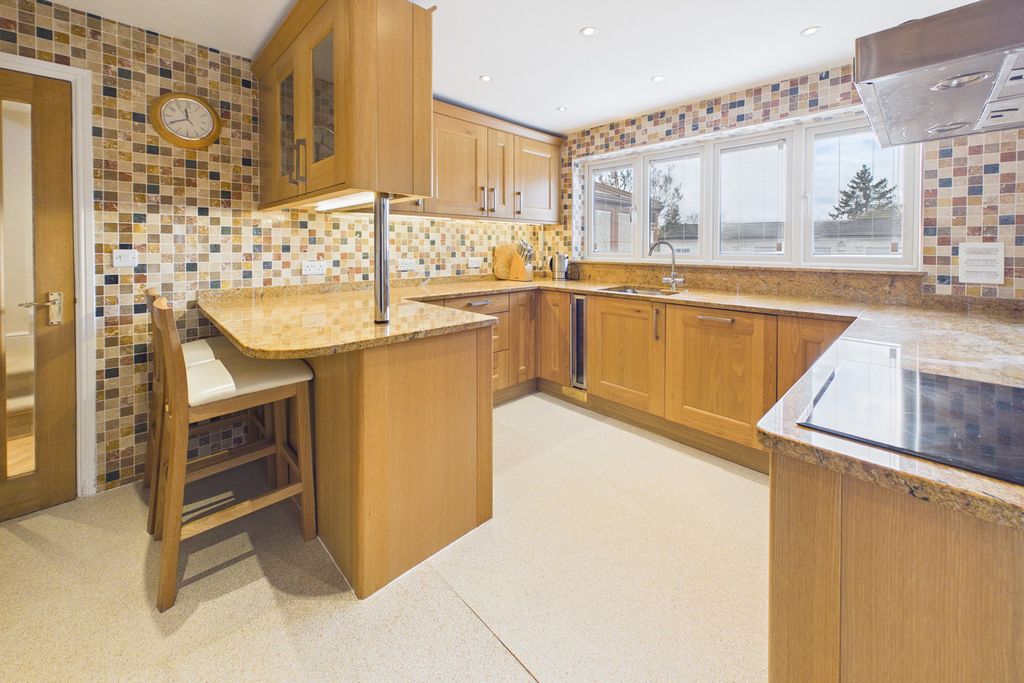 Property photo 2 of 27