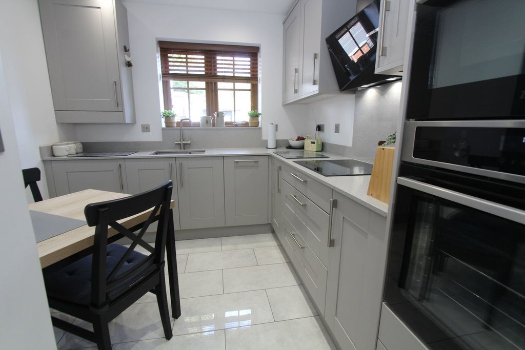 Property photo 2 of 28