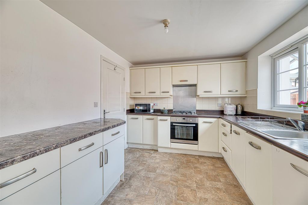 Property photo 3 of 19 Kitchen
