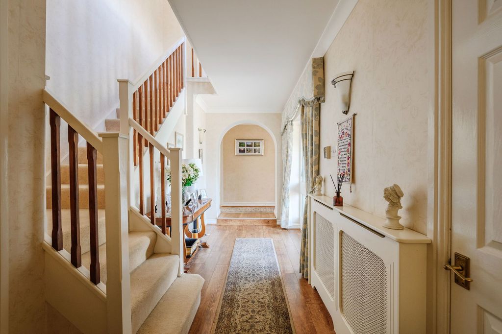 Property photo 2 of 27