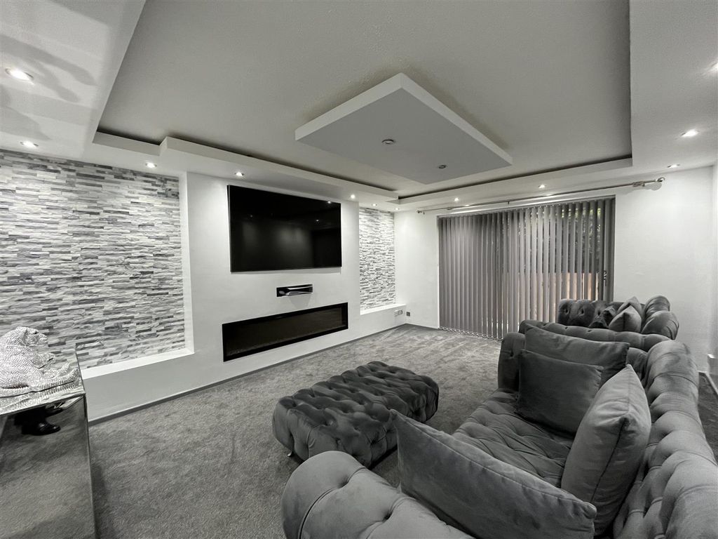 Property photo 3 of 32 Lounge