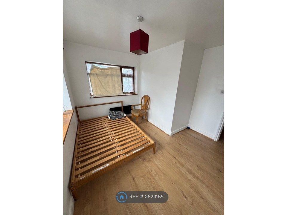 Property photo 3 of 9 Small Bedroom2