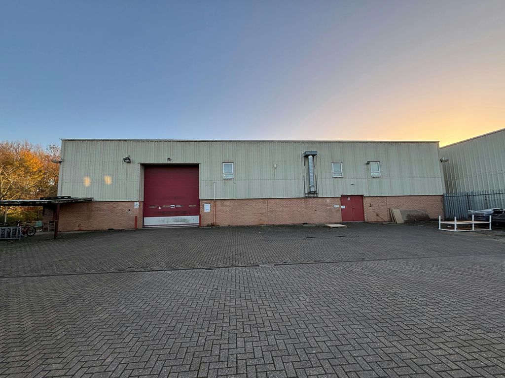 Property photo 3 of 11 Unit 7 Witan Park  Rear 2.Jpg