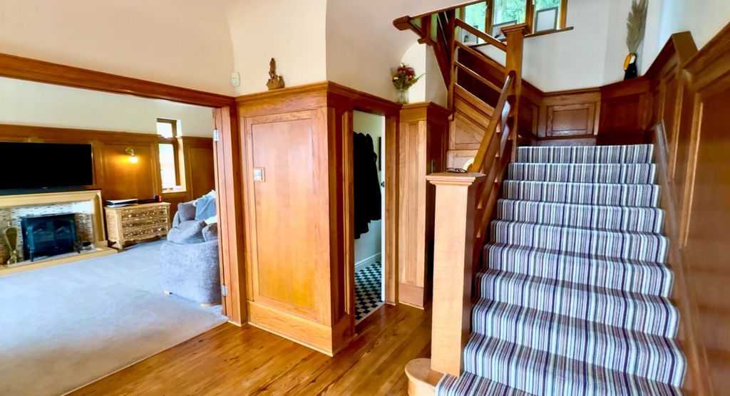 Property photo 3 of 28 Entrance Room