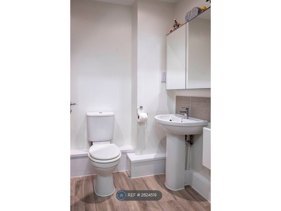 Property photo 3 of 9 Bathroom