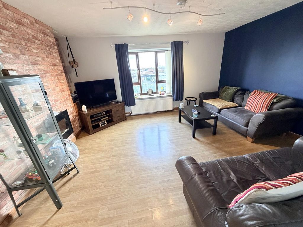 Property photo 3 of 14 Lounge