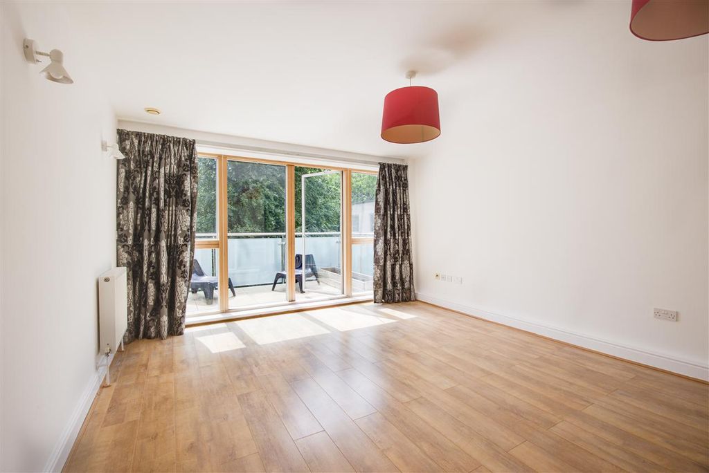 Property photo 3 of 13 Lounge 2