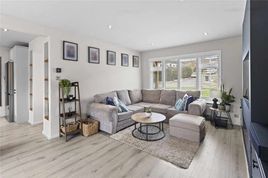 Property photo 3 of 20 Lounge