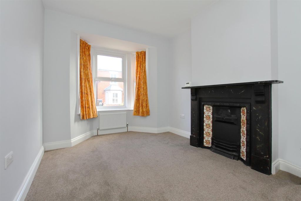 Property photo 2 of 18 159 Devizes Road Ph18.Jpg