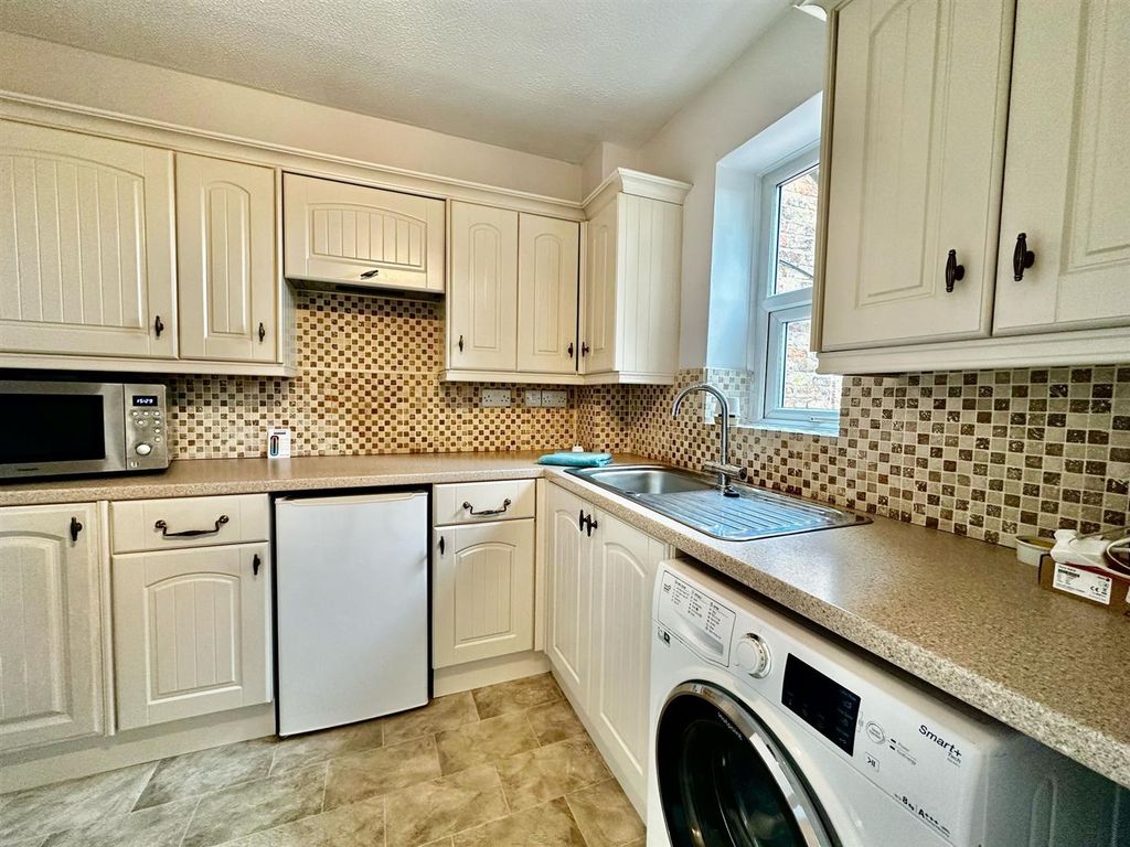 Property photo 3 of 9 Kitchen