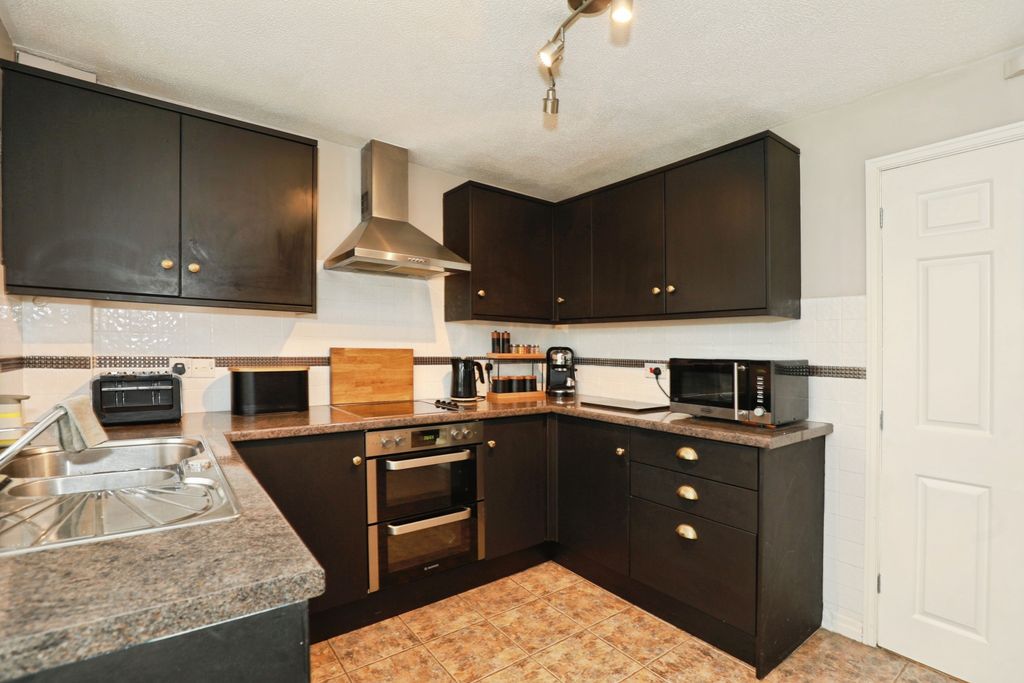 Property photo 3 of 20 Kitchen