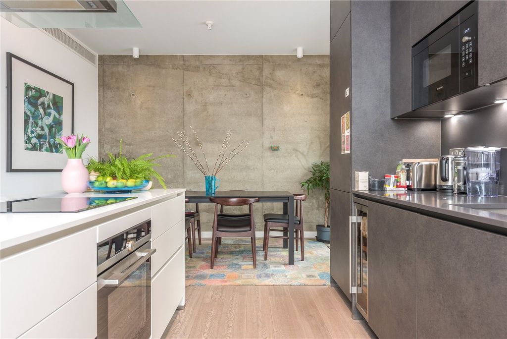 Property photo 3 of 11 Kitchen
