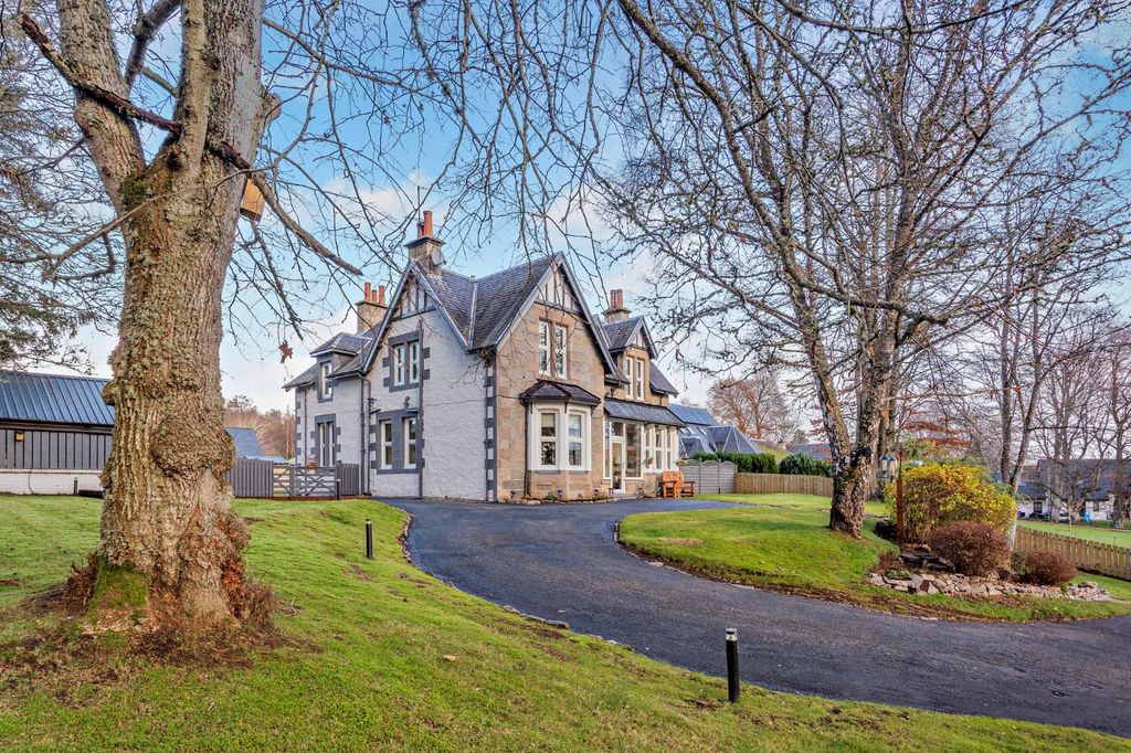 Property photo 3 of 35 Woodcliffe