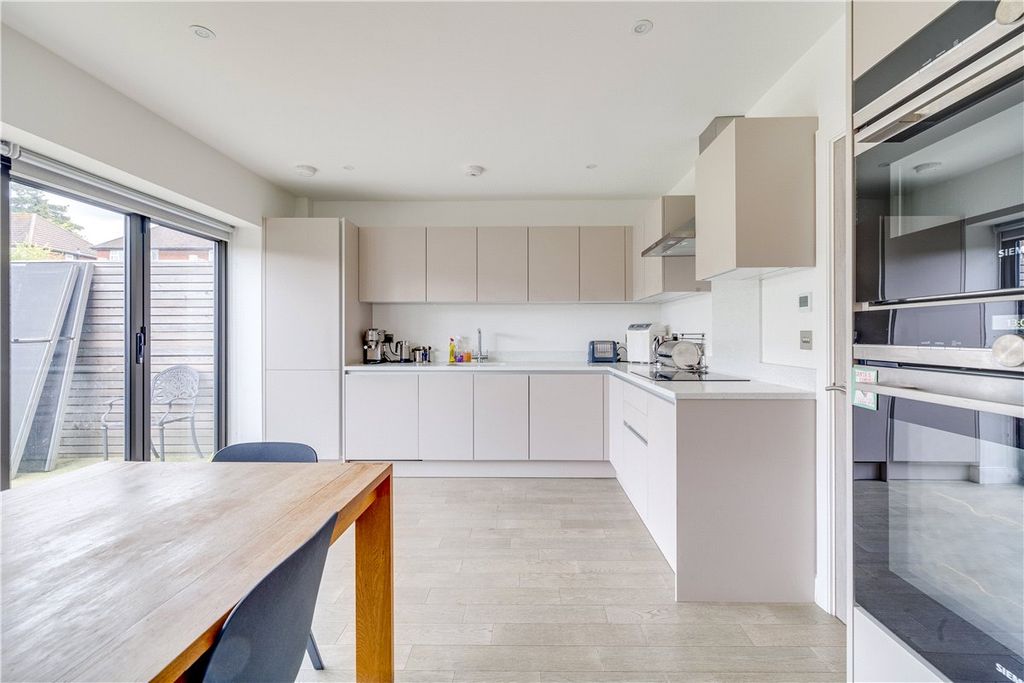 Property photo 1 of 10 Kitchen
