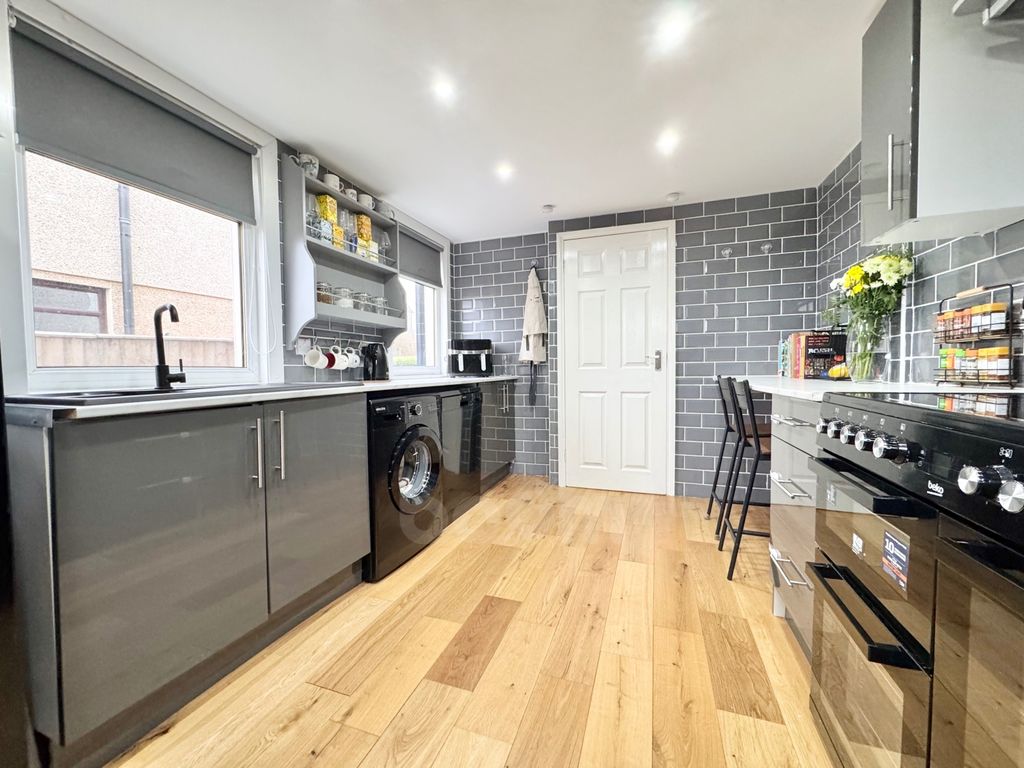Property photo 3 of 18 Hawthorn Crescent, Beith Kitchen Photo