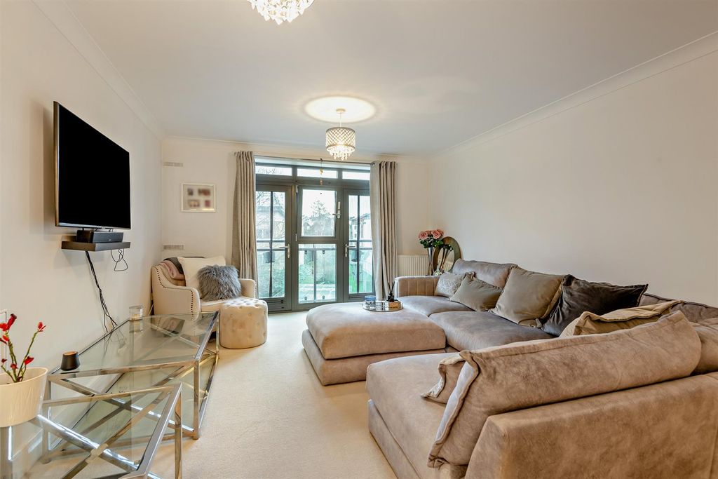 Property photo 2 of 11 8680827-Interior05-800.Jpg