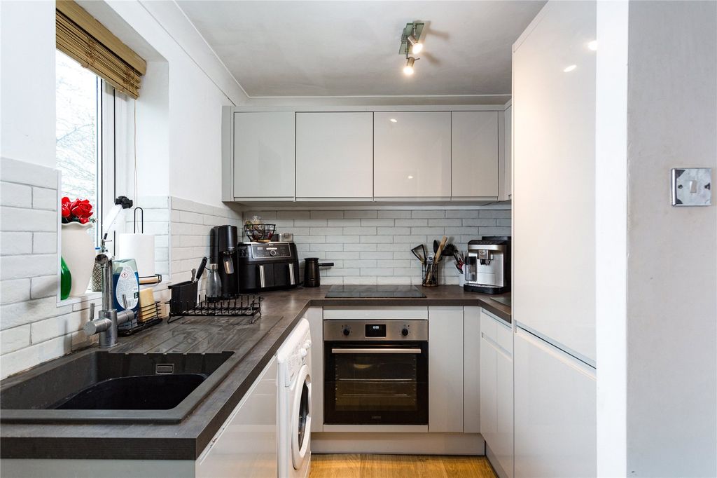 Property photo 2 of 8 Photos