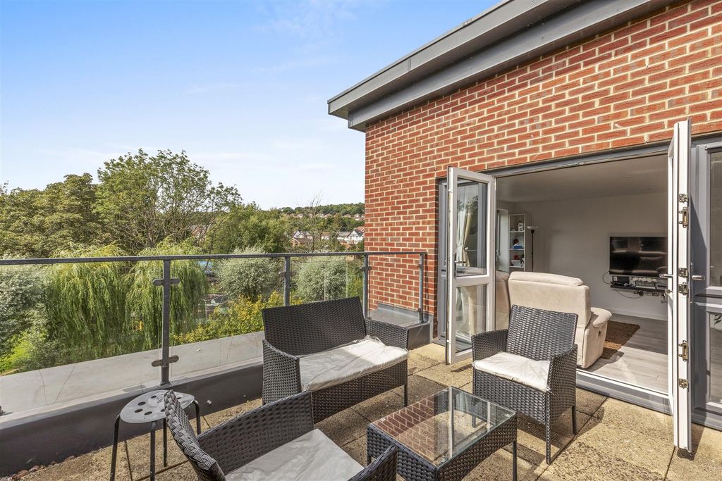 Property photo 2 of 15 9 Sheraton Court, Bartlett Crescent, Hp12 3Dy-9.Jp