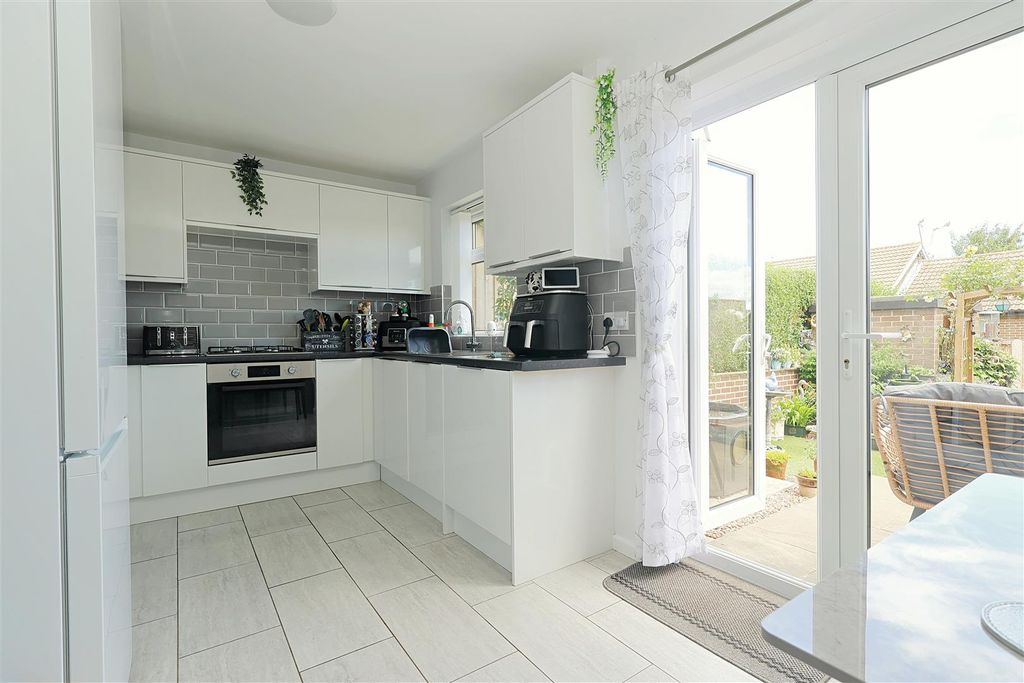 Property photo 3 of 17 Dining Kitchen