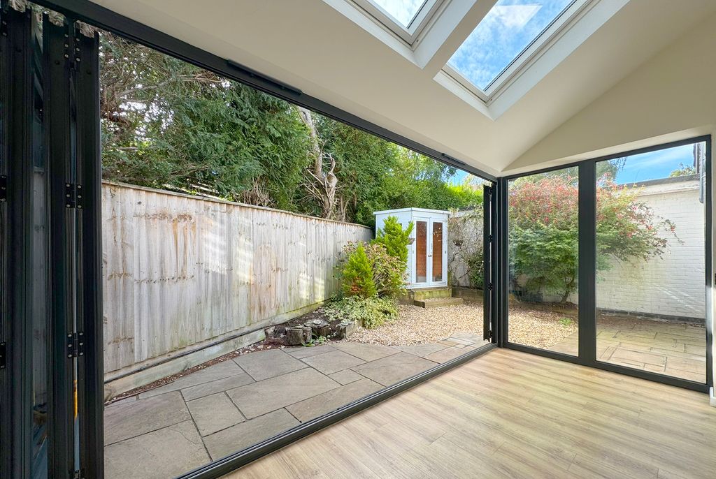 Property photo 3 of 11 1Eh Doors