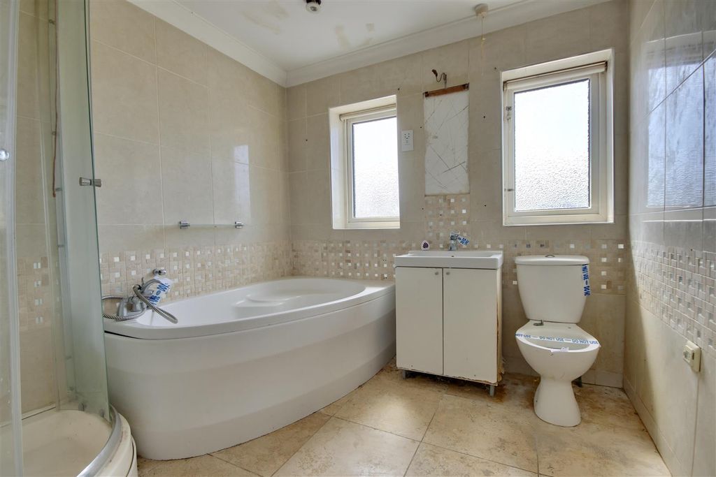 Property photo 2 of 17 Bathroom