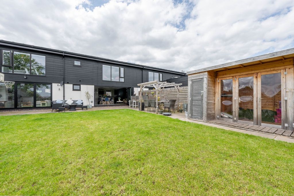 Property photo 2 of 34