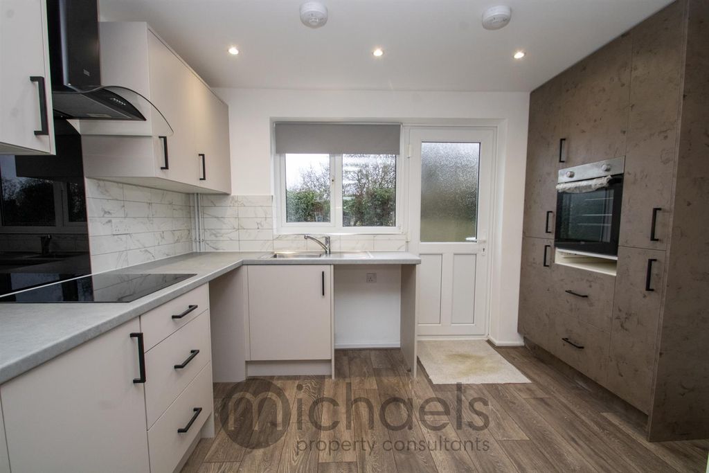Property photo 2 of 10 Kitchen