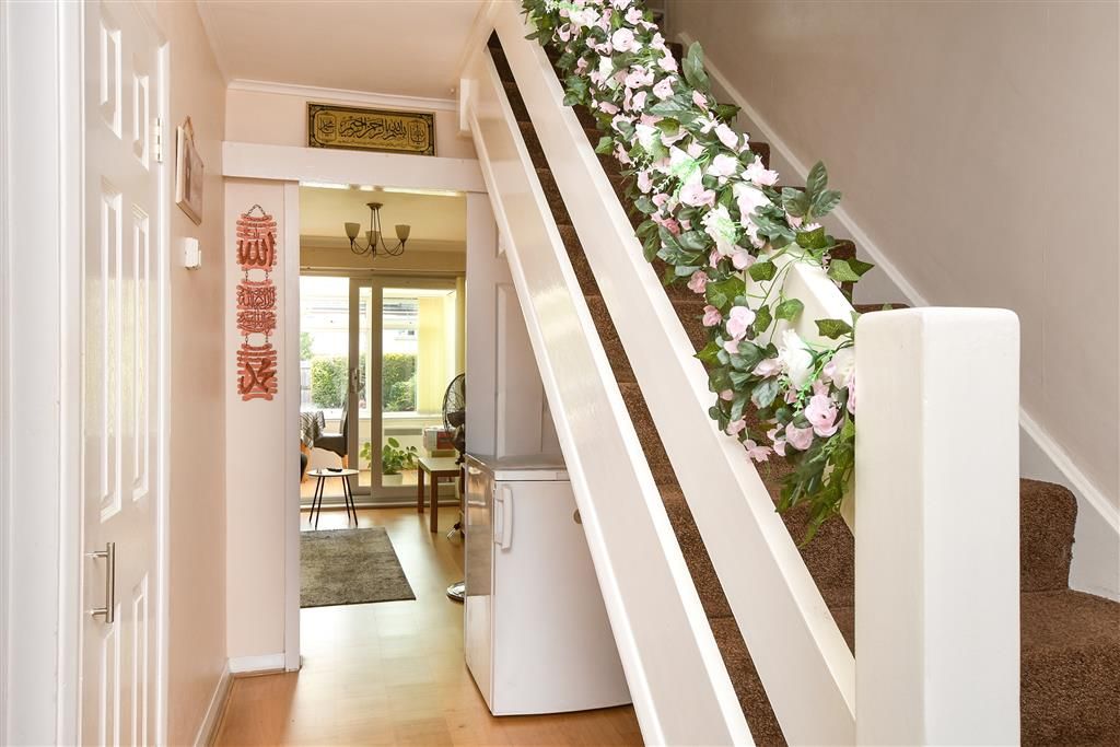 Property photo 3 of 11 Hallway