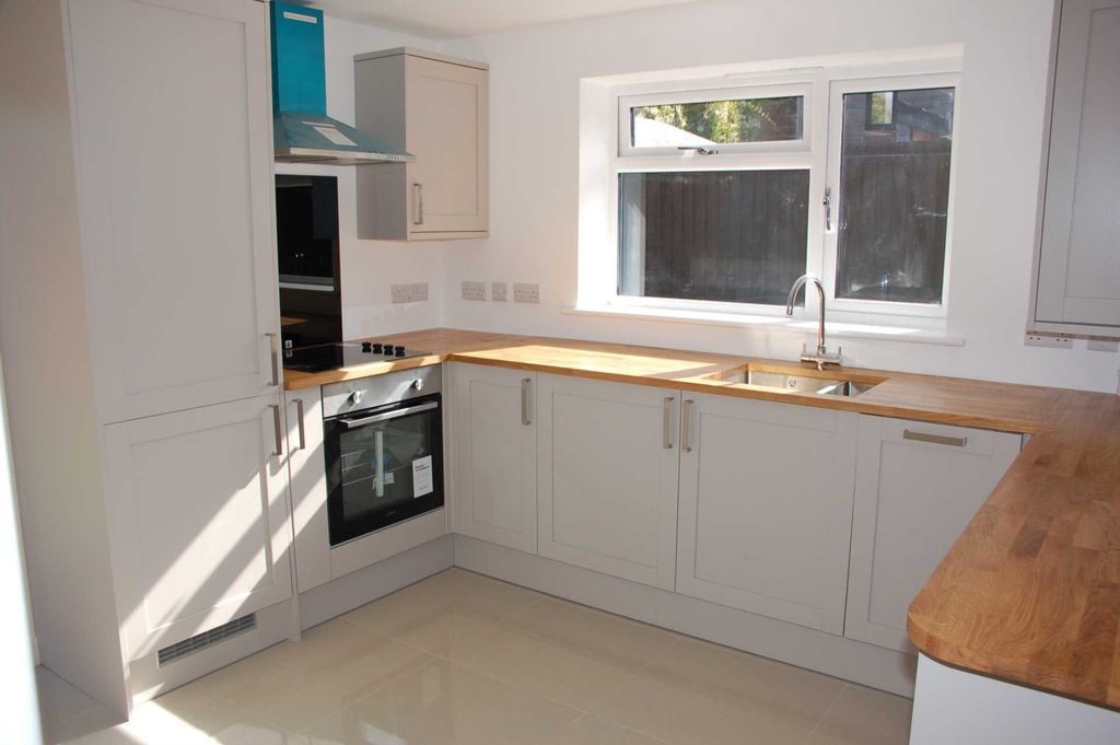 Property photo 3 of 9 Kitchen