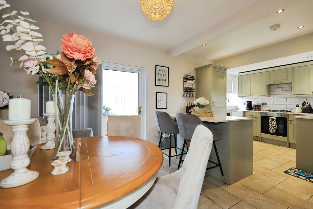Property photo 3 of 13 Kitchen/ Dining Room