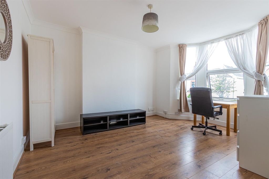 Property photo 3 of 9 Richards Terrace 68, 3 (3 Of 8).Jpg