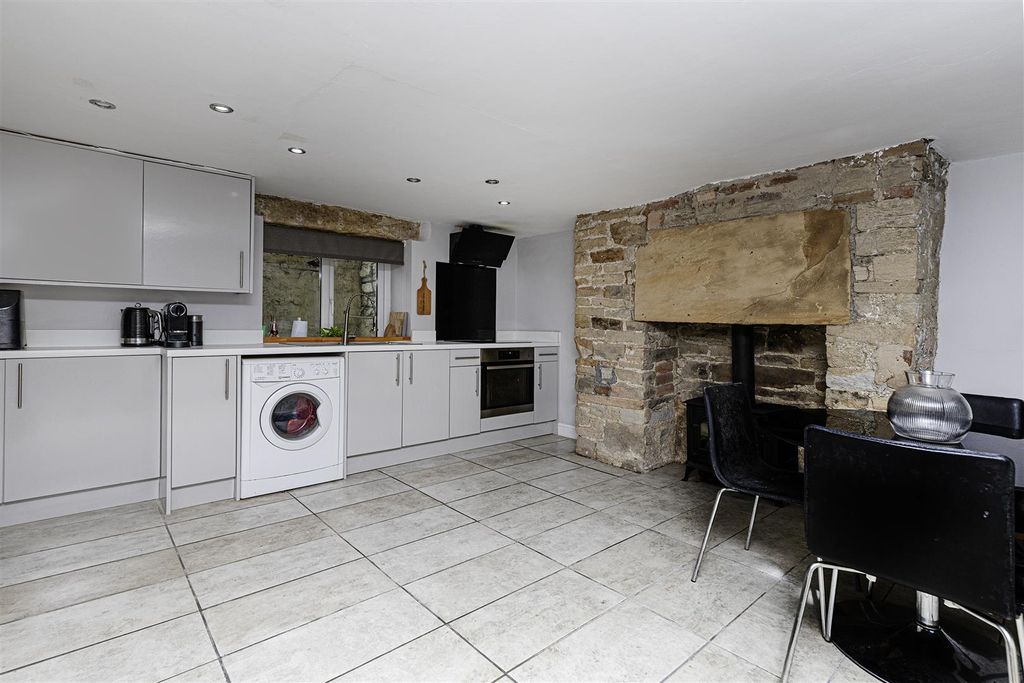 Property photo 3 of 21 Dining Kitchen