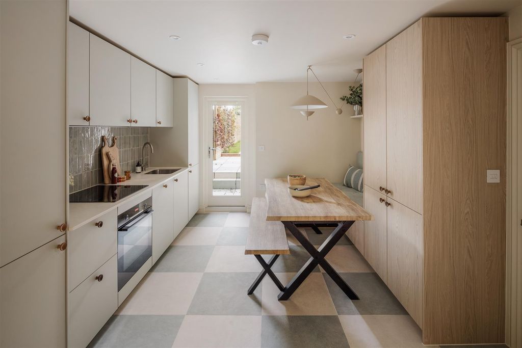 Property photo 2 of 37 Norcott Street, N16