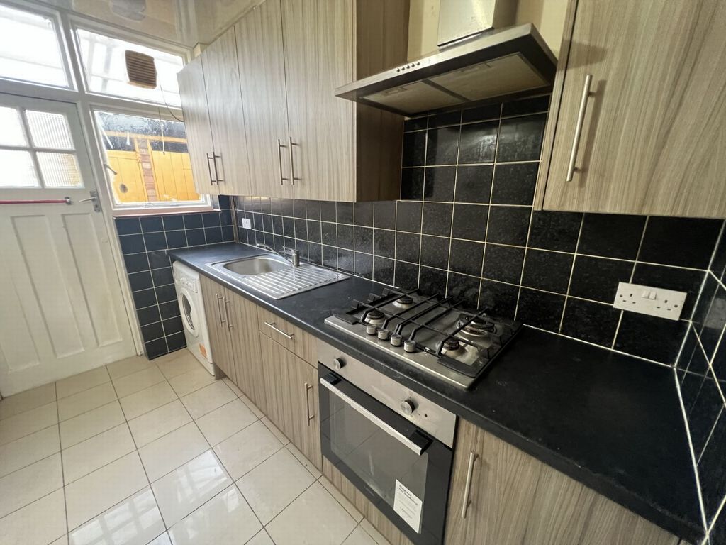 Property photo 2 of 7 Kitchen