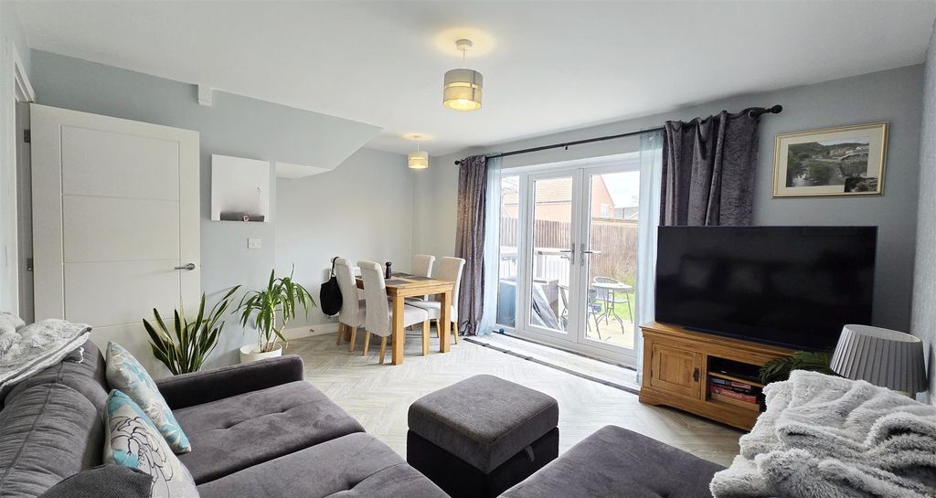 Property photo 2 of 20 Living / Dining Room