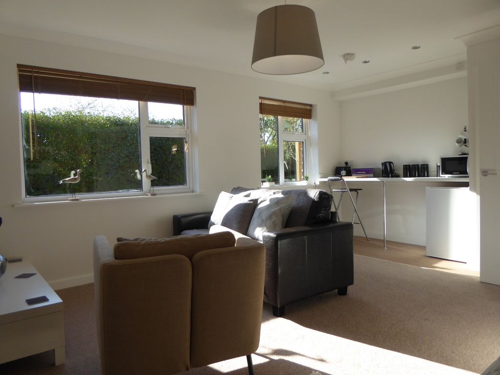 Property photo 1 of 7 Lounge (Main)