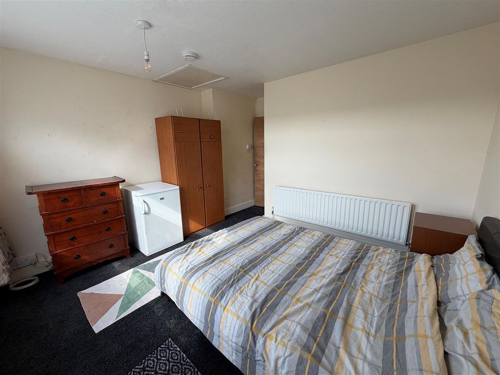 Property photo 3 of 8 Room 5 New 2.Jpg