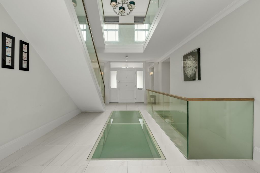 Property photo 3 of 34 Entrance Hall