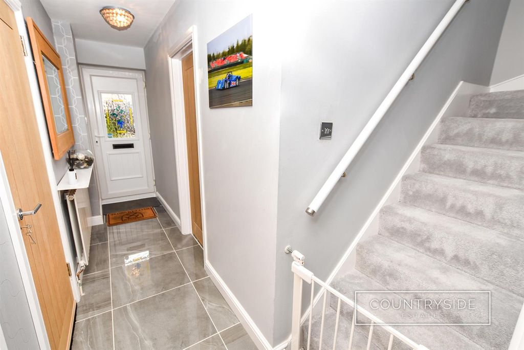 Property photo 3 of 19 Entrance Hall