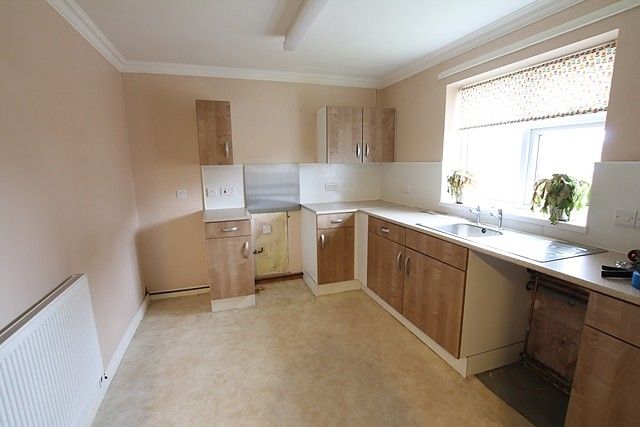 Property photo 1 of 11 Kitchen (Main)