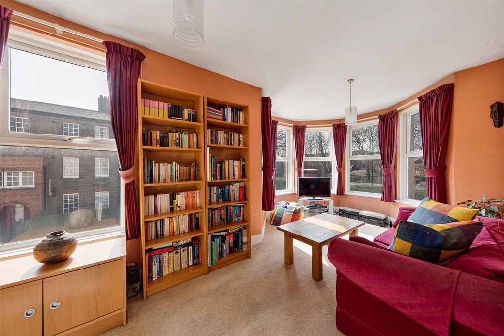 Property photo 3 of 10 Rainbow Court, E15
