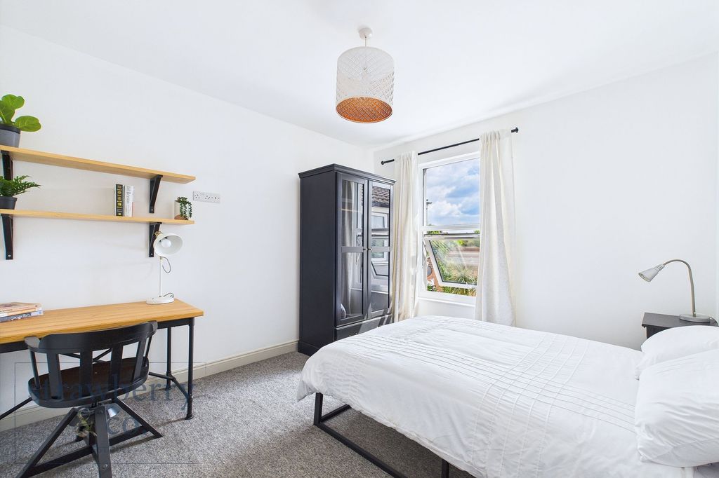 Property photo 1 of 12 Room 4